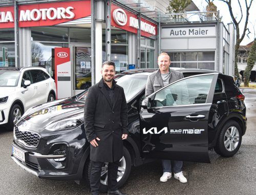 Das neue Auto von Ludovic Magnin wurde von Kia-Maier-Vertriebsleiter Patrick Vith (vorne) übergeben. SCRA