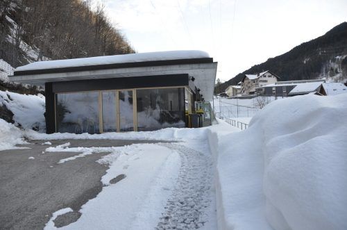 Noch liegt auf dem Dalaaser Sportplatz Schnee. Mit Beginn der Frühjahrssaison geht das neue Clubheim in Betrieb und wird eröffnet. DoB