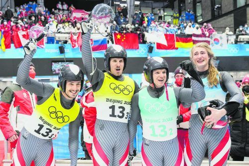 Das Quartett Lorenz Koller, Thomas Steu, Wolfgang Kindl und Madeleine Egle nach dem Blick auf die Rangliste und der Freude über den Gewinn einer Olympiamedaille in der Teamstaffel. GEPA