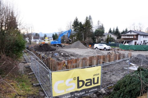 Das Wohnbauprojekt entsteht zwischen Dorfstraße und Harder Straße L 202. ajk