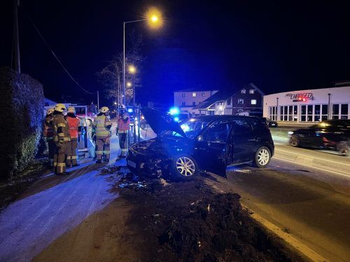 Der 45-jährige Autofahrer musste nach dem Unfall ins Landeskrankenhaus Bregenz eingeliefert werden.  vlach
