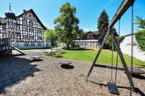 Der derzeitige Kindergarten befindet sich direkt neben dem Weinschlössle (Fachwerkbau) in Bregenz. u. Mittelberger