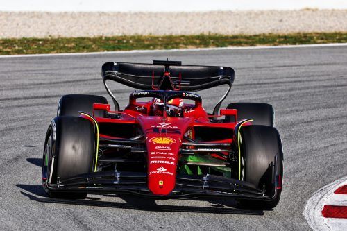Der Ferrari von Charles Leclerc fiel beim Training in Barcelona mit markanten Elementen an den Front- und Heckflügeln auf.  gepa