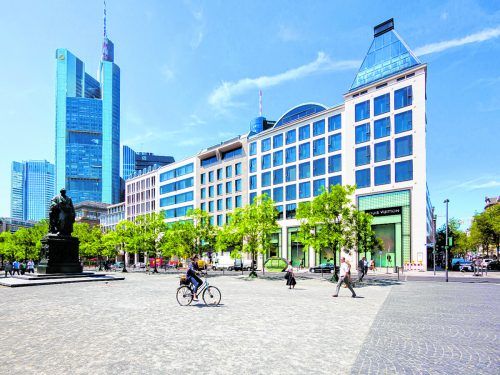 Der Goetheplatz beherbergt zahlreiche exklusive Boutiquen und Luxusmarken. Shutterstock