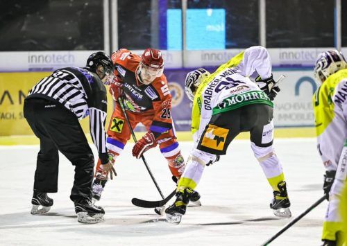 Der HSC, im Bild Liga-Topscorer Martin Grabher-Meier, beendete den Grunddurchgang der Ö-Eishockey Liga mit einem 8:0-Erfolg gegen die Kundl Crocodiles mima