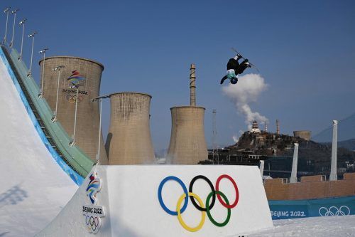 Der perfekte Moment festgehalten: Das stillgelegte Stahlwerk als Bildmotiv im Hintergrund und eine Anna Gasser in Topform auf der monströsen Big-Air-Schanze in Zhangjiakou. ap