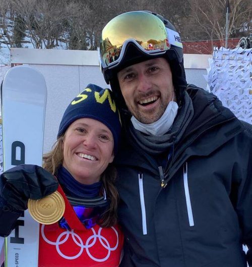 Der Schwarzenberger Reinhard Berbig mit 2022-Olympiasiegerin Sara Hector. Head