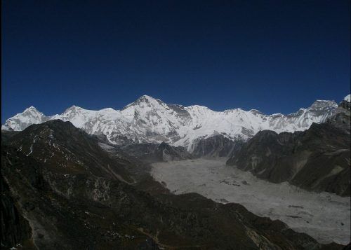 Nepalesische Sherpas suchen eine neue Route auf den Mount Cho Oyu.