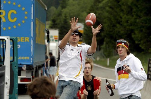 Deutsche Football-Fans dürfen sich freuen: Drei Städte rittern darum, Zielstadt für NFL-Spiel zu werden. epa