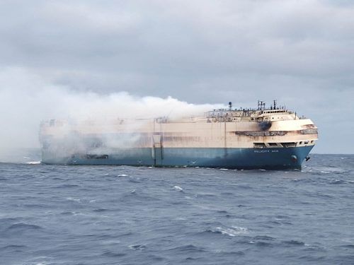 Dicker Rauch steigt vom Bug bis zum Heck über der „Felicity Ace“ auf.  Reuters