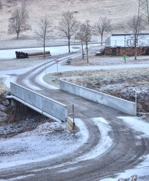 Die Angerbrücke wird mit schweren Gerätschaften befahren. MEK