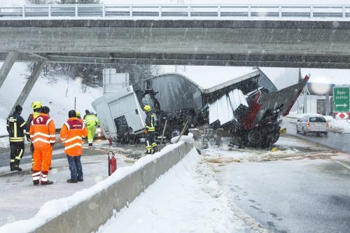 Die Arlbergschnellstraße musste wegen der Havarie für Stunden gesperrt werden.  D. Mathis