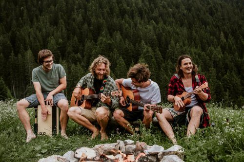 Die Band „kurzfristig“ spielt ihre Songs in der „wirtschaft“. Veranst.