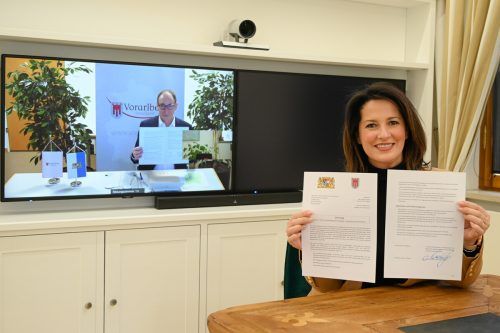 Die bayerische Staatsministerin Michaela Kaniber und Vorarlbergs Landesrat Johannes Rauch haben am Donnerstag bei einer digitalen Besprechung den Vertrag unterzeichnet.  VLK