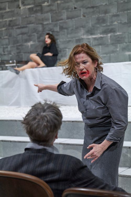 Die Bregenzer Festspiele übernehmen die neue Produktion "Geschlossene Gesellschaft" und zeigen sie bereits vor Saisonstart im April.