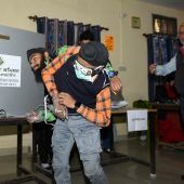 Siamesische Zwillinge stimmten bei Wahl mit dunklen Brillen ab