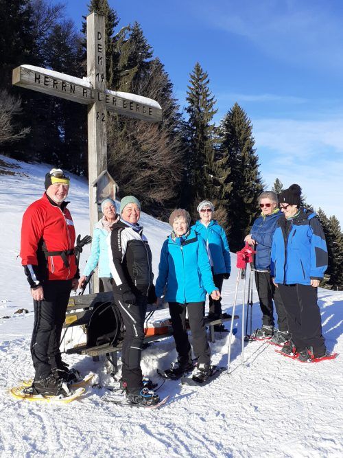 Die Bucher Senioren machten eine Schneeschuhwanderung. SB Buch
