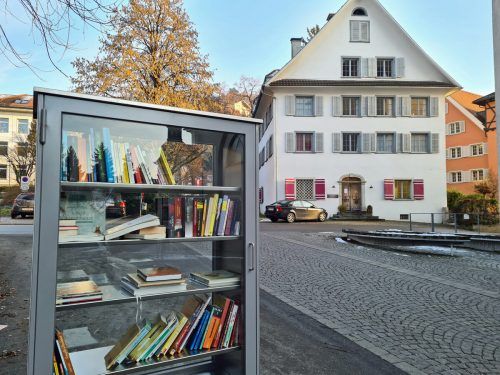 Die Bücherschränke sind von beiden Seiten transparent. lcf