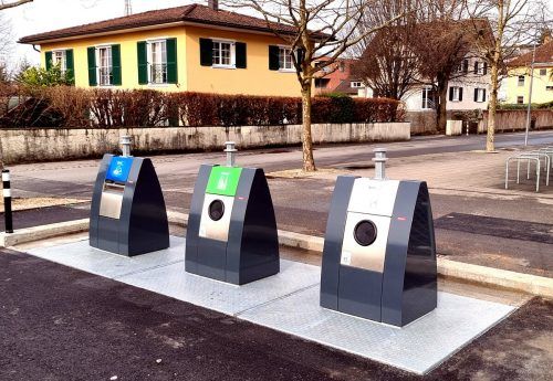 Die Einwurfsäulen sind barrierefrei, die Behälter unter der Erde. Gemeinde