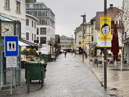Die Fahnen verkünden den bereits abgesagten Umzug.  VN/Rauch