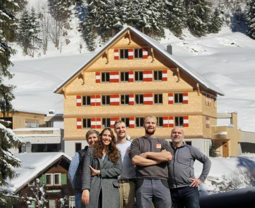 Die Familie Schwarzmann – Steffi und Georg sowie die Söhne Jakob (mit Julia) und Paul – freut sich über den Start ihres Projekts.
