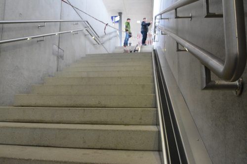 Die Firma Waibel Metall installiert die Schieberillen am Bahnhof Lustenau. bvs