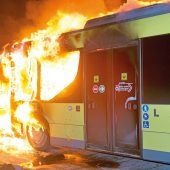 Defekt im Motorraum: Linienbus in Vollbrand