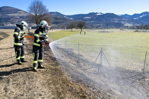 Die Floriani aus Röthis mussten 2021 auch zu vier Brandeinsätzen ausrücken, wie hier bei einem Wiesenbrand unterhalb des Tennisplatzes im Februar. Mathis