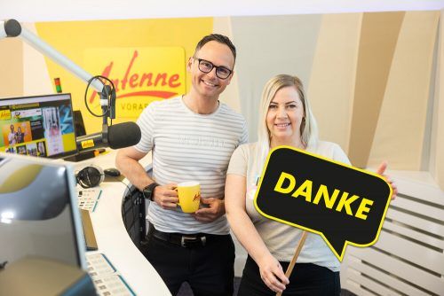 Die Frühstücksradio-Moderatoren Sandra und Veithi sagen Danke. Pro Tag schalten 94.000 Vorarlberger Antenne ein. Antenne