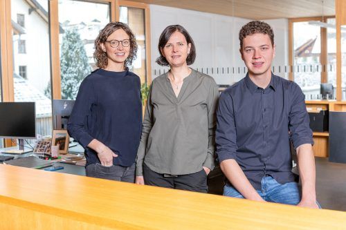 Die Geschäftsleitung der Firmengruppe Wälderbau: Laura Dragaschnig (mi.) mit ihren beiden Kindern Christine und Manuel Dragaschnig. FA