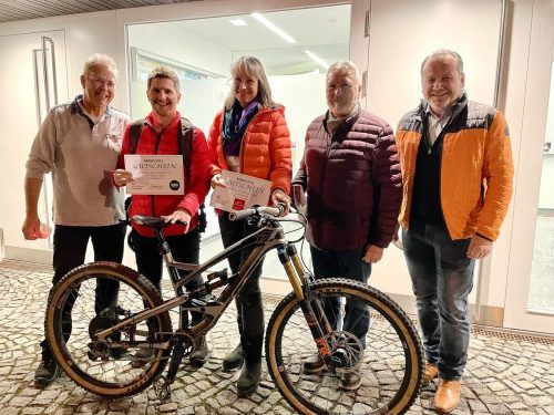 Die Gewinner des Fahrradwettbewerbs 2021 (v. l.): Otto Rinner, Martin Oberscheider, Anne Schmechel, Wilfried Pritz mit Bürgermeister Harald Witwer. Gemeinde Thüringen