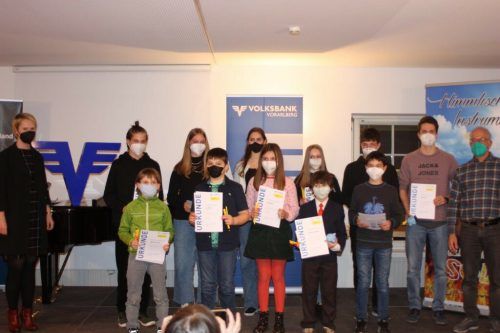 Die glücklichen Gewinner des Förderpreises.  VN/TK