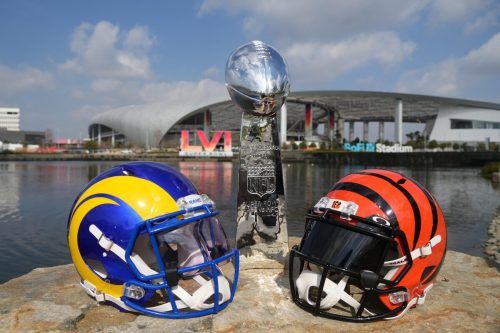 Die Helme der Finalteams Los Angeles Rams (links) und Cincinnati Bengals sowie die Vince Lombardi Trophäe vor dem Stadion. apa