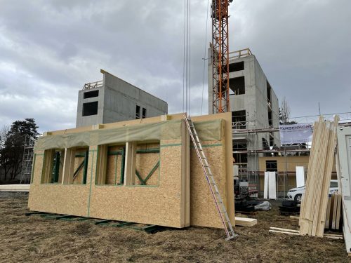 Die Holzbauteile wurden von einer Vorarlberger Firma gefertigt. Stadt
