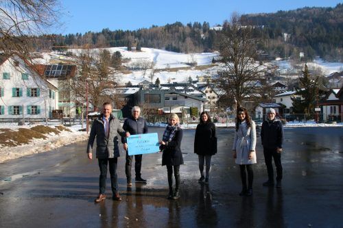 Die Lehrerinnen der 3b der VS Ludesch, Isabella Vonbrül und Katharina Mathis, dürfen ebenfalls einen Gutscheinpreis für ihre Klasse entgegennehmen.
