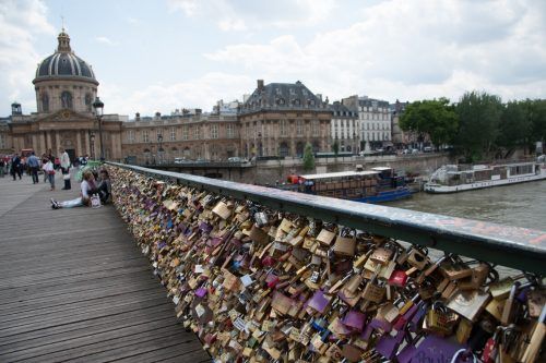 Die Liebesschlösser sind ein Symbol, die auf den Valentinstag zurückgehen.  Shutterstock