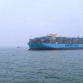 Containerschiff auf Grund gelaufen