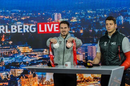 Die Olympiatage Revue passieren ließen die beiden Rennrodler Thomas Steu (links) und Yannick Müller bei ihrem Besuch bei V-Live.