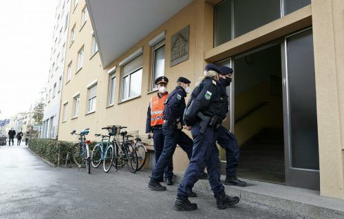 Die Polizei am Schauplatz des Verbrechens. Das Motiv für die Bluttat ist unklar. apa