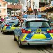 Auto schleift toten Hund mit