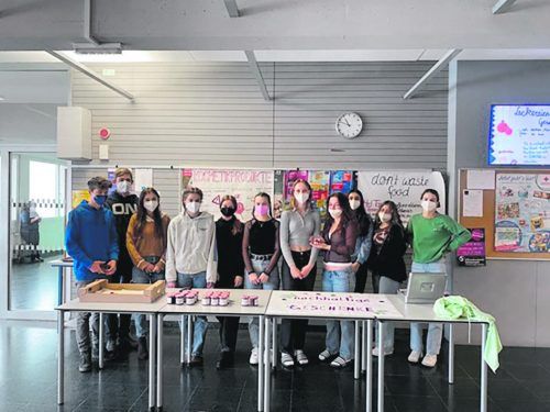 Die SchülerInnen des Wahlpflichtfachs im Foyer der Schule beim Verkauf ihrer Produkte. GYS