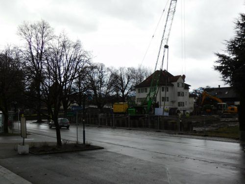 Die Schulstraße ist für die Arbeiten am Betreuten Wohnen gesperrt.  Mäser