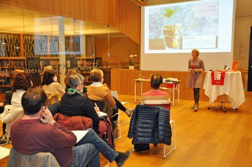 Die Soziologin Birgit Happel sprach vor Zuhörern in der Stadtbibliothek. lcf
