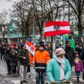 Eine SPÖ-Chefin, Demonstranten und ein Video
