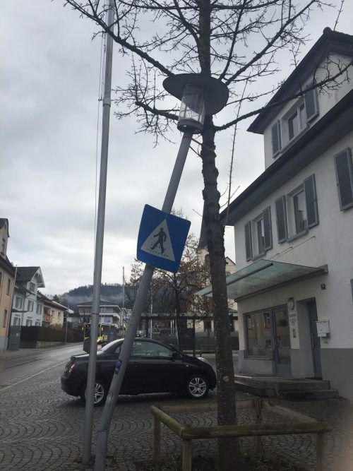 Die Straßenlaterne knickte durch die Wucht des Aufpralls der von den Pferden gezogenen Kutsche ein.  VN/GS