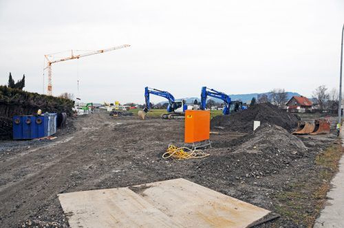 An der Ortseinfahrt von Höchst sind derzeit rund 100 neue Wohnungen im Bau.   ajk