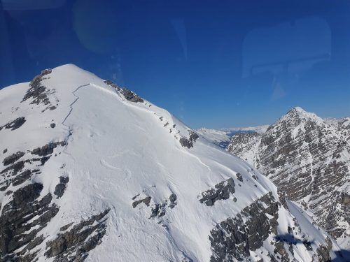 Die Tourengeher wurden beim Aufstieg zum Piz Zuort von einer Lawine erfasst und mitgerissen.  kapo graubünden