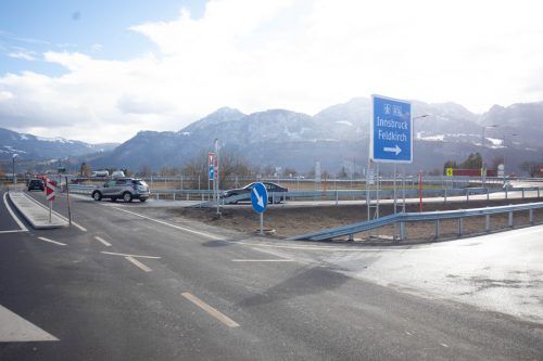 Die Verkehrsinsel (l.) ist dafür da, dass man von Bregenz kommend, nicht links in Richtung Schweiz abbiegen und von der Schweiz kommend nicht in Richtung Bregenz auffahren kann. Grund dafür sind die grenznahen Schweizer Ortschaften, die keinen zusätzlichen Verkehr durch das Projekt akzeptiert haben.