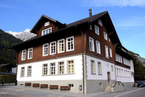 Die Zukunft des Schulzentrums Montafon ist fraglich. Könnte das Haus der neue Kindercampus werden? Sco