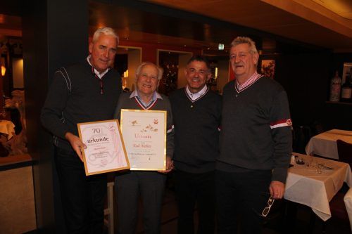Ehrung für 70 Jahre Ski Club Arlberg: Präsident des SCA Josef Chodakowski, Rudi und sein Sohn Franz-Josef Mathies, Anton Dönz (Ortsvorsteher von Stuben a.A.). Mathies